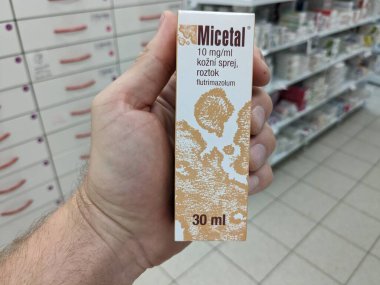 Prag, Çek Cumhuriyeti - 9 Temmuz 2024: Mantar derisi enfeksiyonlarının tedavisinde kullanılan GALDERMA 'nın FLUTRIMAZOLE aktif maddesiyle birlikte bir kutu krema.