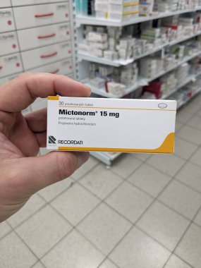 Prag, Çek Cumhuriyeti - 10 Temmuz 2024: APOGEPHA Arzneimitel GmbH tarafından propiverine hidroklorür içeren ilaç kutusu, aşırı aktif mesane ve idrar tutamama tedavisinde kullanılır..