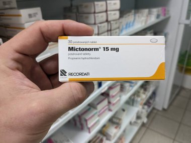 Prag, Çek Cumhuriyeti - 10 Temmuz 2024: APOGEPHA Arzneimitel GmbH tarafından propiverine hidroklorür içeren ilaç kutusu, aşırı aktif mesane ve idrar tutamama tedavisinde kullanılır..