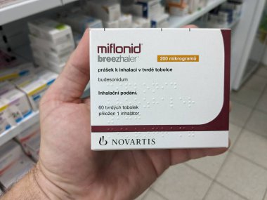 Prag, Çek Cumhuriyeti - 9 Temmuz 2024: Chiesi 'nin kullandığı MIFLONID ilaç kutusu, astım tedavisi, kronik obstrüktif akciğer hastalığı, iltihap tedavisi.