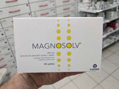 Prag, Çek Cumhuriyeti - 9 Temmuz 2024: MAGNOSOLV 'un MAGNESIUM CITRATE aktif maddesi, kas krampları ve yorgunluk için kullanılır.