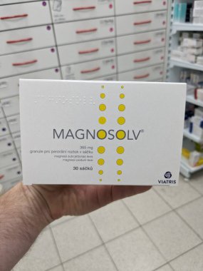 Prag, Çek Cumhuriyeti - 9 Temmuz 2024: MAGNOSOLV 'un MAGNESIUM CITRATE aktif maddesi, kas krampları ve yorgunluk için kullanılır.