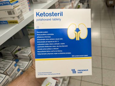 Prag, Çek Cumhuriyeti - 9 Temmuz 2024: KETOSTERİL tablet kutusu FRESENIUS KABI tarafından KETOANOGUES aktif madde, kronik böbrek hastalığının tedavisinde kullanılır.