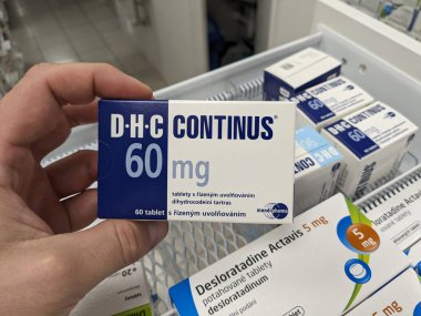 Prag, Çek Cumhuriyeti - 10 Temmuz 2024: DHC CONTINUS ilaç kutusu MUNDIPHARMA tarafından kullanılan DIHYDROCODEINE aktif maddesi, kronik orta şiddette ağrının tedavisi için kullanılır.