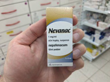 Prag, Çek Cumhuriyeti - 10 Temmuz 2024: Nepafenac aktif maddesi olan NEVANAC kutusu, Alcon tarafından ameliyat sonrası ağrı, iltihap, katarakt ameliyatı için kullanıldı.