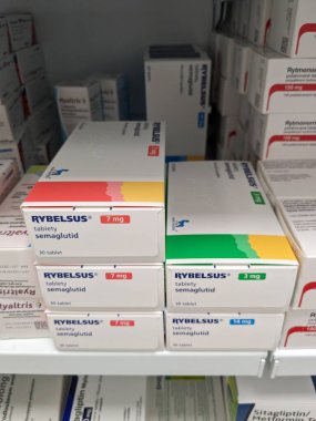 Prag, Çek Cumhuriyeti - 10 Temmuz 2024: NOVO NORDISK tarafından kullanılan SEMAGLUTIDE aktif maddeyle RYBELSUS ilaç kutusu, tip 2 diyabet ve kan şekerini kontrol etmek için kullanılır.