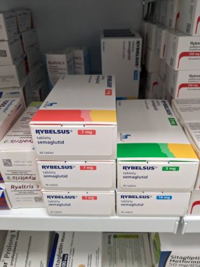 Prag, Çek Cumhuriyeti - 10 Temmuz 2024: NOVO NORDISK tarafından kullanılan SEMAGLUTIDE aktif maddeyle RYBELSUS ilaç kutusu, tip 2 diyabet ve kan şekerini kontrol etmek için kullanılır.