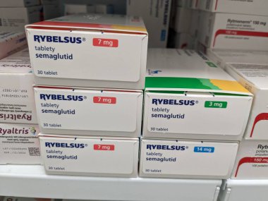 Prag, Çek Cumhuriyeti - 10 Temmuz 2024: NOVO NORDISK tarafından kullanılan SEMAGLUTIDE aktif maddeyle RYBELSUS ilaç kutusu, tip 2 diyabet ve kan şekerini kontrol etmek için kullanılır.