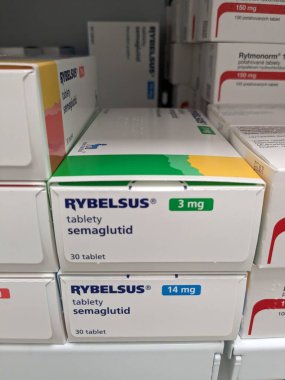 Prag, Çek Cumhuriyeti - 10 Temmuz 2024: NOVO NORDISK tarafından kullanılan SEMAGLUTIDE aktif maddeyle RYBELSUS ilaç kutusu, tip 2 diyabet ve kan şekerini kontrol etmek için kullanılır.