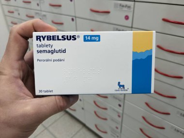 Prag, Çek Cumhuriyeti - 10 Temmuz 2024: NOVO NORDISK tarafından kullanılan SEMAGLUTIDE aktif maddeyle RYBELSUS ilaç kutusu, tip 2 diyabet ve kan şekerini kontrol etmek için kullanılır.