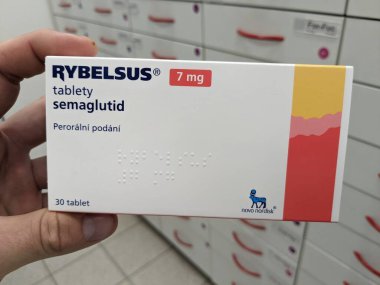 Prag, Çek Cumhuriyeti - 10 Temmuz 2024: NOVO NORDISK tarafından kullanılan SEMAGLUTIDE aktif maddeyle RYBELSUS ilaç kutusu, tip 2 diyabet ve kan şekerini kontrol etmek için kullanılır.