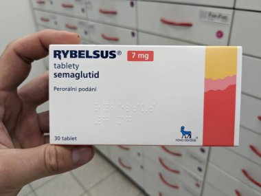 Prag, Çek Cumhuriyeti - 10 Temmuz 2024: NOVO NORDISK tarafından kullanılan SEMAGLUTIDE aktif maddeyle RYBELSUS ilaç kutusu, tip 2 diyabet ve kan şekerini kontrol etmek için kullanılır.
