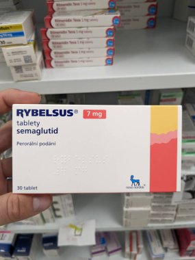 Prag, Çek Cumhuriyeti - 10 Temmuz 2024: NOVO NORDISK tarafından kullanılan SEMAGLUTIDE aktif maddeyle RYBELSUS ilaç kutusu, tip 2 diyabet ve kan şekerini kontrol etmek için kullanılır.