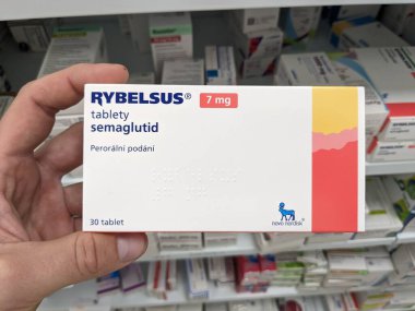 Prag, Çek Cumhuriyeti - 10 Temmuz 2024: NOVO NORDISK tarafından kullanılan SEMAGLUTIDE aktif maddeyle RYBELSUS ilaç kutusu, tip 2 diyabet ve kan şekerini kontrol etmek için kullanılır.