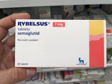 Prag, Çek Cumhuriyeti - 10 Temmuz 2024: NOVO NORDISK tarafından kullanılan SEMAGLUTIDE aktif maddeyle RYBELSUS ilaç kutusu, tip 2 diyabet ve kan şekerini kontrol etmek için kullanılır.
