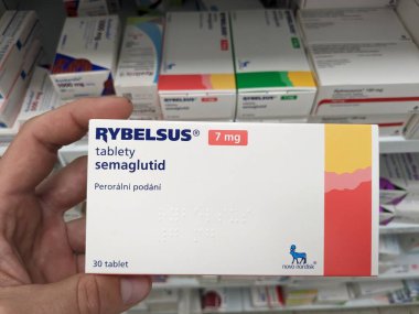 Prag, Çek Cumhuriyeti - 10 Temmuz 2024: NOVO NORDISK tarafından kullanılan SEMAGLUTIDE aktif maddeyle RYBELSUS ilaç kutusu, tip 2 diyabet ve kan şekerini kontrol etmek için kullanılır.
