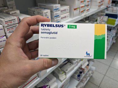 Prag, Çek Cumhuriyeti - 10 Temmuz 2024: NOVO NORDISK tarafından kullanılan SEMAGLUTIDE aktif maddeyle RYBELSUS ilaç kutusu, tip 2 diyabet ve kan şekerini kontrol etmek için kullanılır.