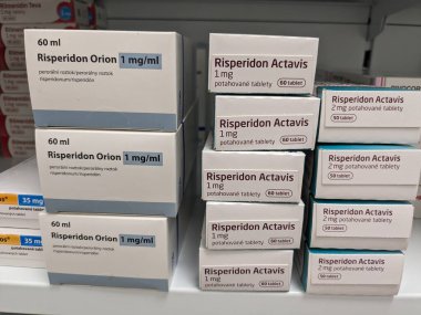 Prag, Çek Cumhuriyeti - 10 Temmuz 2024: Şizofreni ve bipolar bozukluğun tedavisinde kullanılan RISPERIDON aktif maddeyle birlikte RISPERIDON ORION ilaç kutusu.