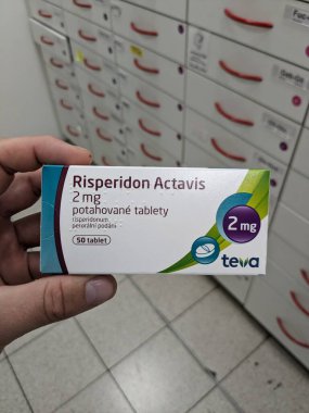 Risperidon Actavis için editoryal tanım: Prag, Çek Cumhuriyeti - 10 Temmuz 2024: RISPERIDON ACTAVIS kutusu RISPERIDone aktif maddeyle birlikte, şizofreni ve bipolar bozukluğun tedavisinde kullanılır.