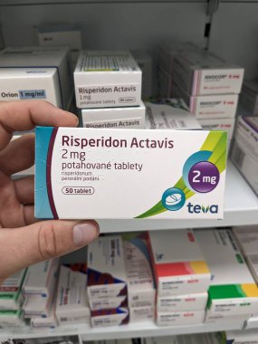 Risperidon Actavis için editoryal tanım: Prag, Çek Cumhuriyeti - 10 Temmuz 2024: RISPERIDON ACTAVIS kutusu RISPERIDone aktif maddeyle birlikte, şizofreni ve bipolar bozukluğun tedavisinde kullanılır.