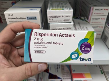 Risperidon Actavis için editoryal tanım: Prag, Çek Cumhuriyeti - 10 Temmuz 2024: RISPERIDON ACTAVIS kutusu RISPERIDone aktif maddeyle birlikte, şizofreni ve bipolar bozukluğun tedavisinde kullanılır.