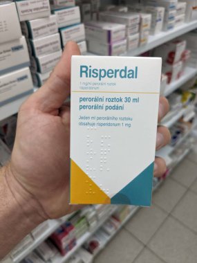 Prag, Çek Cumhuriyeti - 9 Temmuz 2024: RISPERDAL tablet kutusu JANSSEN tarafından RISPERIDone aktif madde, şizofreni ve bipolar bozukluğun tedavisinde kullanılır.