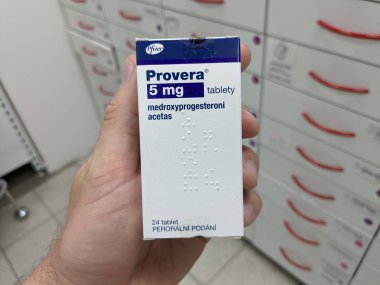 Prag, Çek Cumhuriyeti - 28 Haziran 2024: Pfizer tarafından doğum kontrolü, düzensiz dönemler ve hormon yenileme terapileri için kullanılan Medroxyprogesterone asetat içeren bir kutu PROVERA