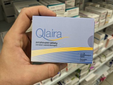 18 Temmuz 2024 - QLAIRA ilaç kutusu Bayer tarafından Estradiol Valerate aktif madde, hormonal doğum kontrolü, doğum kontrolü, adet döngüsü düzenlemesi için kullanılır.