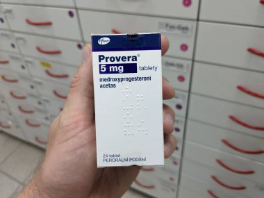 Prag, Çek Cumhuriyeti - 28 Haziran 2024: Pfizer tarafından doğum kontrolü, düzensiz dönemler ve hormon yenileme terapileri için kullanılan Medroxyprogesterone asetat içeren bir kutu PROVERA