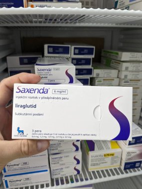 Prag, Çek Cumhuriyeti - 10 Temmuz 2024: NOVO NORDISK tarafından kullanılan LIRAGLUTIDE aktif maddeyle SAXENDA ilaç kutusu.