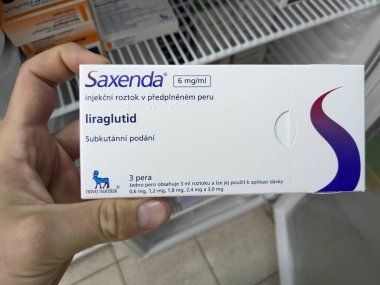 Prag, Çek Cumhuriyeti - 10 Temmuz 2024: NOVO NORDISK tarafından kullanılan LIRAGLUTIDE aktif maddeyle SAXENDA ilaç kutusu.