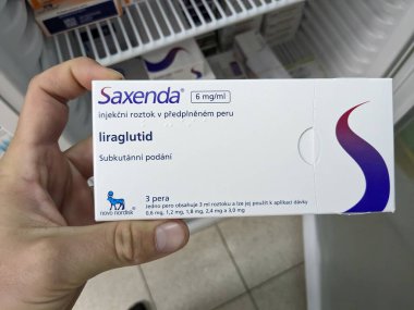 Prag, Çek Cumhuriyeti - 10 Temmuz 2024: NOVO NORDISK tarafından kullanılan LIRAGLUTIDE aktif maddeyle SAXENDA ilaç kutusu.