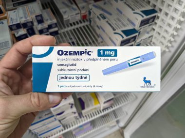 Prag, Çek Cumhuriyeti - 22 Haziran 2024: Ozempic Box. Ozempik ilacın Çek versiyonu. Çek Cumhuriyeti 'nde diyabet tedavisi. Bir paket semaglutid. Diyabet ilacı. Bazen kilo vermek için kullanılıyor.