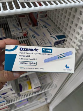 Prag, Çek Cumhuriyeti - 22 Haziran 2024: Ozempic Box. Ozempik ilacın Çek versiyonu. Çek Cumhuriyeti 'nde diyabet tedavisi. Bir paket semaglutid. Diyabet ilacı. Bazen kilo vermek için kullanılıyor.