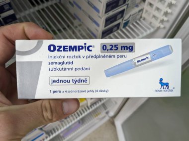 Prag, Çek Cumhuriyeti - 22 Haziran 2024: Ozempic Box. Ozempik ilacın Çek versiyonu. Çek Cumhuriyeti 'nde diyabet tedavisi. Bir paket semaglutid. Diyabet ilacı. Bazen kilo vermek için kullanılıyor.
