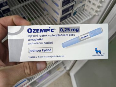 Prag, Çek Cumhuriyeti - 22 Haziran 2024: Ozempic Box. Ozempik ilacın Çek versiyonu. Çek Cumhuriyeti 'nde diyabet tedavisi. Bir paket semaglutid. Diyabet ilacı. Bazen kilo vermek için kullanılıyor.