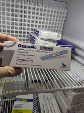 Prag, Çek Cumhuriyeti - 22 Haziran 2024: Ozempic Box. Ozempik ilacın Çek versiyonu. Çek Cumhuriyeti 'nde diyabet tedavisi. Bir paket semaglutid. Diyabet ilacı. Bazen kilo vermek için kullanılıyor.