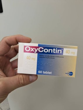 Prag, Çek Cumhuriyeti-28 Haziran 2024: OXY-CONTIN kutu dolusu ilaç Purdue Pharma tarafından oksikodon aktif maddeyle, kronik ve ağır ağrı kesici tedavisinde kullanıldı.