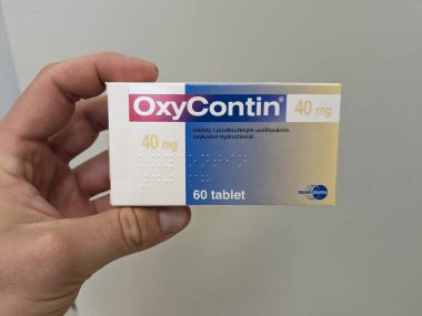 Prag, Çek Cumhuriyeti-28 Haziran 2024: OXY-CONTIN kutu dolusu ilaç Purdue Pharma tarafından oksikodon aktif maddeyle, kronik ve ağır ağrı kesici tedavisinde kullanıldı.