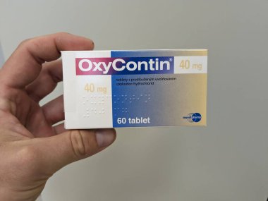 Prag, Çek Cumhuriyeti-28 Haziran 2024: OXY-CONTIN kutu dolusu ilaç Purdue Pharma tarafından oksikodon aktif maddeyle, kronik ve ağır ağrı kesici tedavisinde kullanıldı.