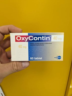 Prag, Çek Cumhuriyeti-28 Haziran 2024: OXY-CONTIN kutu dolusu ilaç Purdue Pharma tarafından oksikodon aktif maddeyle, kronik ve ağır ağrı kesici tedavisinde kullanıldı.