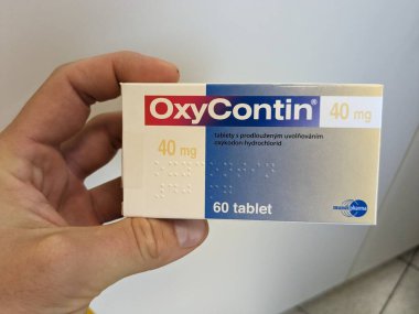 Prag, Çek Cumhuriyeti-28 Haziran 2024: OXY-CONTIN kutu dolusu ilaç Purdue Pharma tarafından oksikodon aktif maddeyle, kronik ve ağır ağrı kesici tedavisinde kullanıldı.