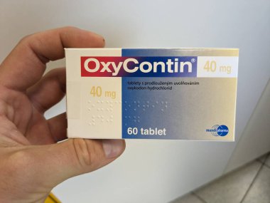 Prag, Çek Cumhuriyeti-28 Haziran 2024: OXY-CONTIN kutu dolusu ilaç Purdue Pharma tarafından oksikodon aktif maddeyle, kronik ve ağır ağrı kesici tedavisinde kullanıldı.