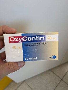 Prag, Çek Cumhuriyeti-28 Haziran 2024: OXY-CONTIN kutu dolusu ilaç Purdue Pharma tarafından oksikodon aktif maddeyle, kronik ve ağır ağrı kesici tedavisinde kullanıldı.