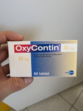 Prag, Çek Cumhuriyeti-28 Haziran 2024: OXY-CONTIN kutu dolusu ilaç Purdue Pharma tarafından oksikodon aktif maddeyle, kronik ve ağır ağrı kesici tedavisinde kullanıldı.
