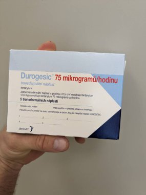 Prag, Çek Cumhuriyeti 28 Haziran 2024: Janssen ilaç firması tarafından üretilen Fentanyl aktif maddesiyle Durojic yamaları, ağrı kesicilerin opioid tedavisi, çok güçlü ağrı kesici