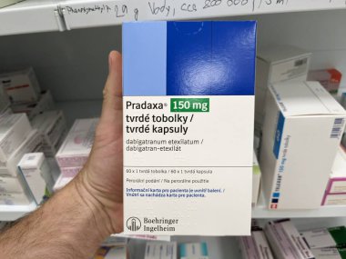 Prag, Çek Cumhuriyeti - 28 Haziran 2024: Pradaxa tablet kutusu. Dabigatran aktif madde olarak Boehringer Ingelheim, kan pıhtılarını tedavi etmek ve felci önlemek için kullanılan bir antikoagülan.