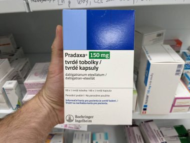 Prag, Çek Cumhuriyeti - 28 Haziran 2024: Pradaxa tablet kutusu. Dabigatran aktif madde olarak Boehringer Ingelheim, kan pıhtılarını tedavi etmek ve felci önlemek için kullanılan bir antikoagülan.