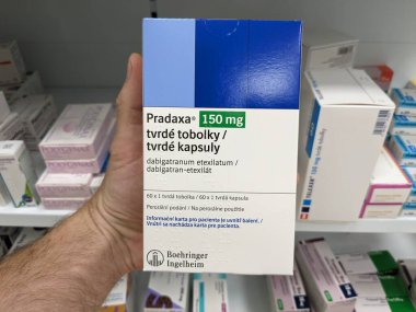 Prag, Çek Cumhuriyeti - 28 Haziran 2024: Pradaxa tablet kutusu. Dabigatran aktif madde olarak Boehringer Ingelheim, kan pıhtılarını tedavi etmek ve felci önlemek için kullanılan bir antikoagülan.