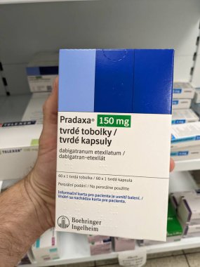 Prag, Çek Cumhuriyeti - 28 Haziran 2024: Pradaxa tablet kutusu. Dabigatran aktif madde olarak Boehringer Ingelheim, kan pıhtılarını tedavi etmek ve felci önlemek için kullanılan bir antikoagülan.